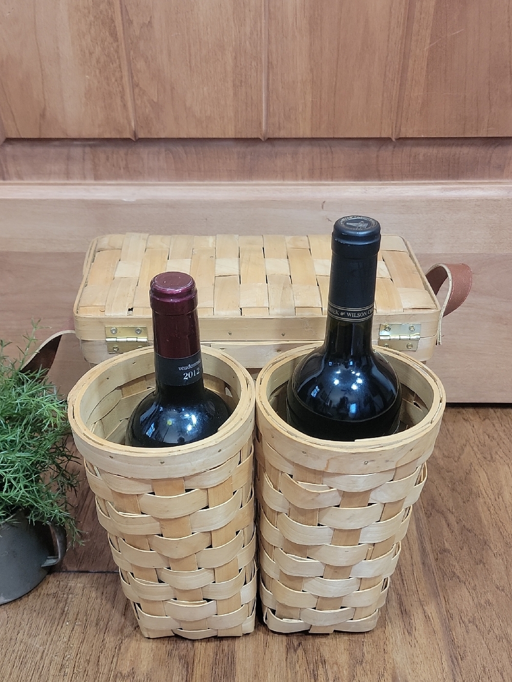 Split Cedar Picnic & Wine Basket - Picture 3 of 13